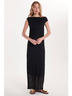 Tudors Kadın Standart Fit Omzu Açık Kayık Yaka Dantel Desenli Siyah Elbise