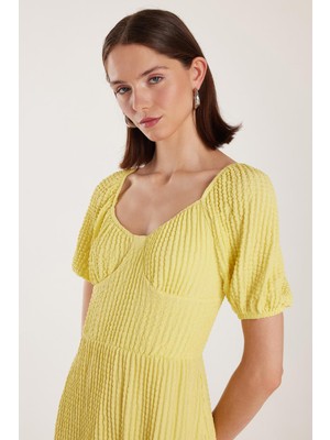 Tudors Kadın Standart Fit Normal Kesim Sırt Bağlama Detaylı U Yaka Midi Sarı Elbise