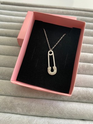 Pink Çengelli Iğne Şekilli Çelik Kolye