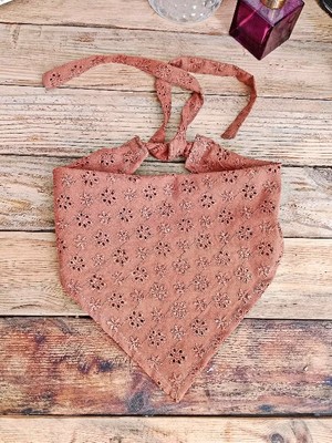 Mufin Collection El Yapımı Fisto Pamuklu Kumaş - Dantel Detaylı - Bağcıklı Bandana – Tarçın Üçgen Stil