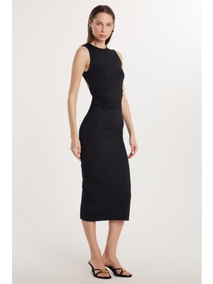 Tudors Kadın Slim Fit Dar Kesim Sıfır Kol Bisiklet Yaka Sırt Dekolteli Siyah Elbise