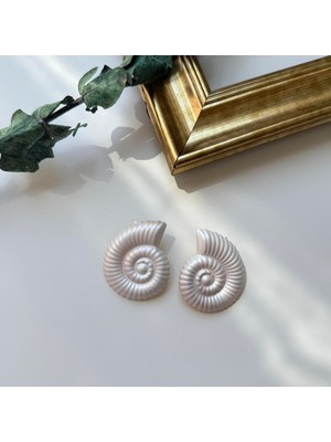 Alice İsstanbul Beyaz Metalik Görünümlü Salyangoz Küpe