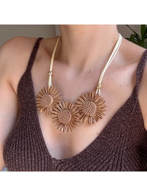 Alice İsstanbul Kahverengi Hasır Sıralı Papatya Kolye