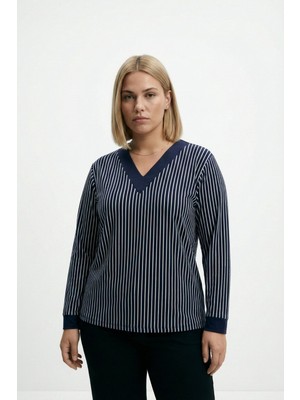 Şuranur Lacivert Ince Çizgili V-Yaka Bluz – Ribanalı, Rahat Kesim