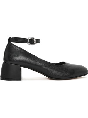 Derimod Kadın Siyah Bilekten Tokalı Kalın Kısa Topuklu Deri Ayakkabı 26PFD410118