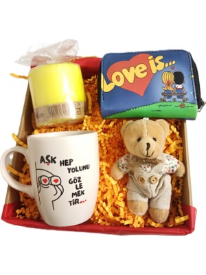 Alanç Gift Sevgililer Günü Özel Hediye Seti, Tasarım Kupa, Cüzdan( Love Is...) Yazılı, Peluş Anahtarlık, Mum
