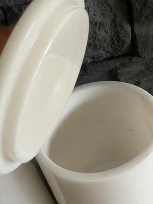 UltraMint Beyaz Mermer Çöp Kovası ve Fırçalık 2’li Set, Şık ve Fonksiyonel Tasarım