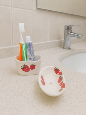 UltraMint Çilek Desenli 2'li Banyo Seti, Katı Sabunluk ve Diş Fırçalık, El Yapımı Seramik