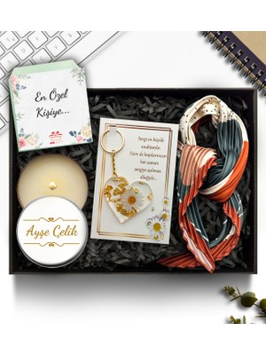 As Gift Kişiye Özel Beyaz Metal Kutulu Mum & Fular & Papatya Temalı Anahtarlık Hediye Seti
