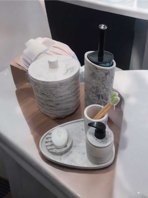 UltraMint Şık Mermer Desenli Tam Beton Banyo Seti: Fırça, Çöp Kovası, Sabunluk ve Tepsi