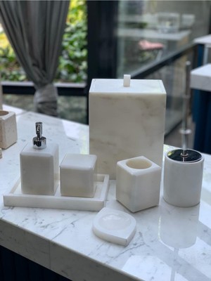 UltraMint Beyaz Mermer Düz Kare 7'li Banyo Seti, Silver Detaylı, Şık ve Modern Tasarım