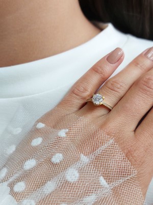 Cemal Demircioğlu Kare Tırnak Detaylı 14 Ayar Altın Yan Kolları Taşlı Işıltılı Tektaş Kadın Yüzük