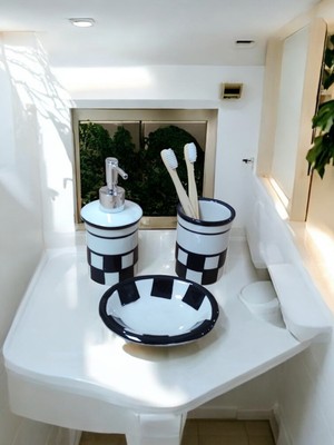 UltraMint Kırmızı Seramik Dama Desenli 3'lü Banyo Seti, Şıklık ve Fonksiyonellik