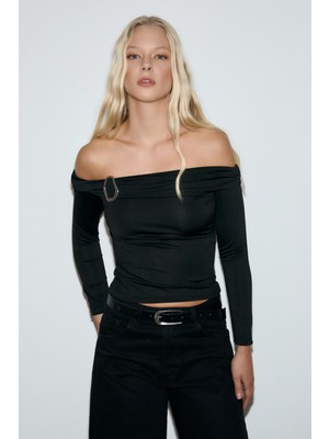 Grimelange Solorya Kadın Esnek Kumaşlı Omuzları Açık Toka Detaylı Siyah Bluz