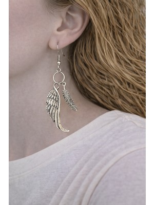 Herşey Nota Kanat ve Tüy Detaylı Metal Küpe – Sallantılı Tasarım Küpe