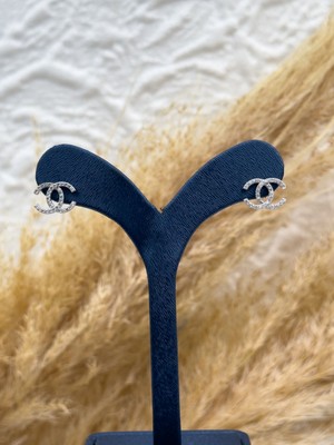 Livora Jewelry 925 Ayar Gümüş Zirkon Taşlı Çift C Motifli Özel Tasarım Çivili Küpe – Zarif, Işıltılı ve Trend Kadın Küpe