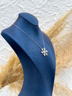 Livora Jewelry 925 Ayar Gümüş Kar Tanesi Zirkon Taşlı Kadın Kolye – Zarif ve Işıltılı Kış Temalı Tasarım