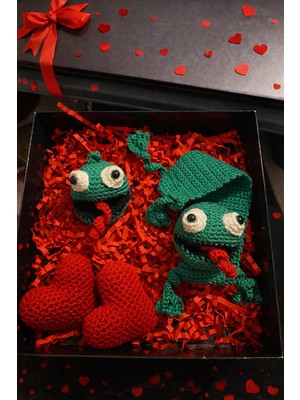 Pulinin Dükkanı Sevgililer Günü Hediye Kutusu – Figürlü El Yapımı Amigurumi Kitap Ayracı, Anahtarlık ve Kalpler Seti