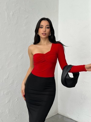 Qutta Kadın Büzgülü Omuz Dekolteli Tek Kol Asimetrik Yaka Uzun Kol Bluz