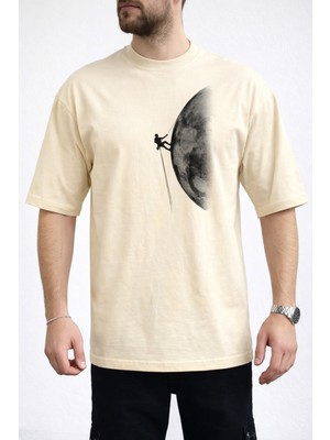 Caddekombin Erkek Zirveye Yolculuk: Yarım Ay ve Dağcı Silüeti Bisiklet Yaka Bej T-Shirt