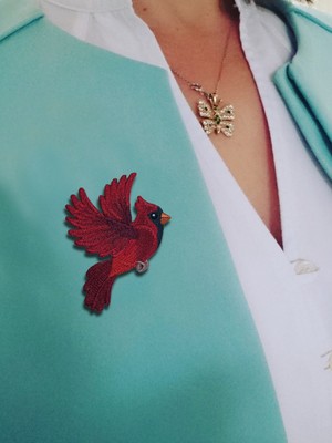 CIGDEMCALISKAN Tropical Birds Kardinal Broş