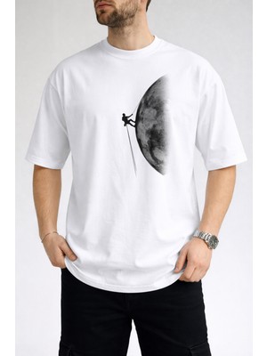 Caddekombin Erkek Zirveye Yolculuk: Yarım Ay ve Dağcı Silüeti Bisiklet Yaka Beyaz T-Shirt