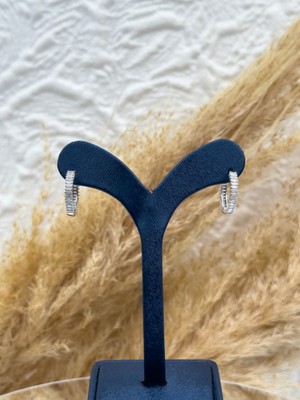 Livora Jewelry 925 Ayar Gümüş Baget Taş Detaylı Spor Halka Küpe – Şık, Minimal ve Hediyelik Kadın Küpe