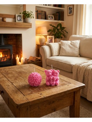 Raw Home Sevgililer Günü Hediyesi Pembe Çilek Kokulu 2’li Mum Seti – Gül Küre & Çift Ayıcık Figürlü Romantik