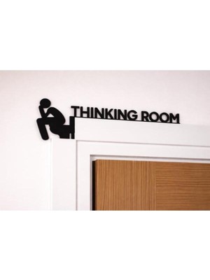 MisterionStudio Thinking Room Kapı Üstü Yazısı – Düşünen Adam Figürlü Mizahi Kapı Dekoru