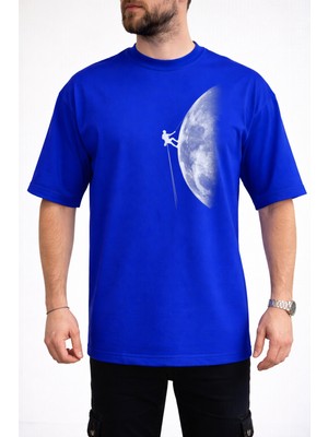 Caddekombin Erkek Zirveye Yolculuk: Yarım Ay ve Dağcı Silüeti Bisiklet Yaka Saks Mavi T-Shirt