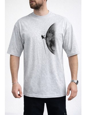 Caddekombin Erkek Zirveye Yolculuk: Yarım Ay ve Dağcı Silüeti Bisiklet Yaka Gri T-Shirt