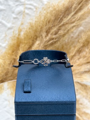 Livora Jewelry 925 Ayar Gümüş Yonca Figürlü Spor Kadın Bileklik – Taş Detaylı, Şans ve Zarafet Bir Arada