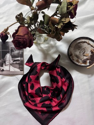 Trend Dokunuş Kadınlar Gününe Özel Fuşya Leopar desenli Fular