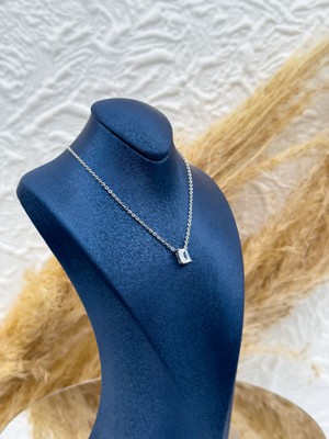 Livora Jewelry 925 Ayar Gümüş Baget Taşlı Pırlanta Montür Kadın Kolye – Zarif ve Şık Hediyelik