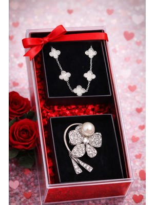 Pulinin Dükkanı Sevgililer Günü Özel Hediye Kutusu – Beyaz Taşlı Yonca Bileklik ve Incili Broş Takı Seti