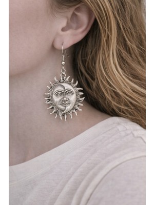 Herşey Nota Yüz Detaylı Güneş Formlu Metal Figür Küpe – Sallantılı Tasarım Küpe