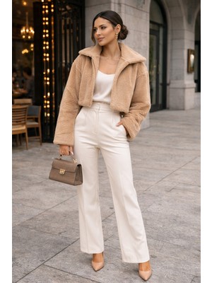 Fast Perry Camel Kısa Kürk Kaban – Geniş Yaka, Modern Kesim, Yumuşak Dokulu Kadın Kürk Mont