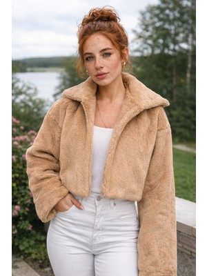 Fast Perry Camel Kısa Kürk Kaban – Geniş Yaka, Modern Kesim, Yumuşak Dokulu Kadın Kürk Mont