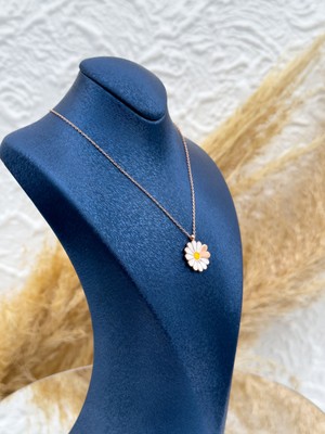 Livora Jewelry 925 Ayar Gümüş Papatya Figürlü Harf Yazılabilir Rose Renk Kadın Kolye – Kişiye Özel
