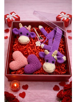 Pulinin Dükkanı Sevgililer Günü Hediye Kutusu – Figürlü El Yapımı Amigurumi Kitap Ayracı, Anahtarlık ve Kalpler Seti
