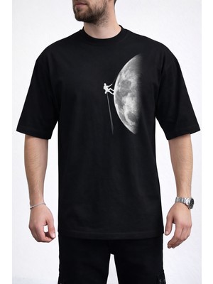 Caddekombin Erkek Zirveye Yolculuk: Yarım Ay ve Dağcı Silüeti Bisiklet Yaka Siyah T-Shirt