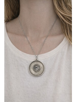 Herşey Nota Yuvarlak Formlu Dairesel Desenli Metal Figür Kolye – Zincirli Tasarım Kolye