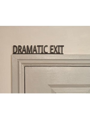 MisterionStudio Dramatic Exit Kapı Üstü Yazısı – Dekoratif Kapı Aksesuarı Mizahi Tasarım