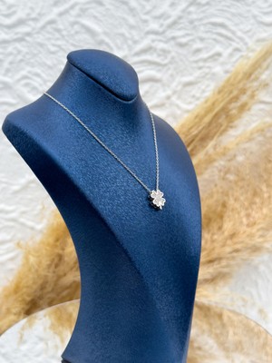 Livora Jewelry 925 Ayar Gümüş Mozanit Taşlı Yonca Figürlü Kadın Kolye – Zarif ve Işıltılı Şık Tasarım