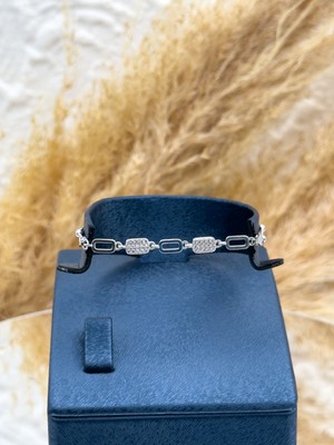 Livora Jewelry 925 Ayar Gümüş Az Taşlı Spor Kadın Bileklik – Minimal Şık Tasarım
