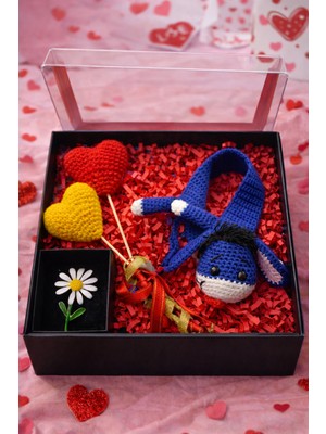 Pulinin Dükkanı Sevgililer Günü Hediye Kutusu – Figürlü El Yapımı Amigurumi Kitap Ayracı, Broş ve Kalpler Seti