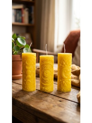 Raw Home Spiritüel Tasarım Kabartmalı 3’lü Ritüel Mum Seti – %100 Soya Wax El Yapımı Silindir Dekoratif Mum