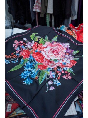 Vavelli Büyük Gül Desen Siyah Twill Ipek Eşarp