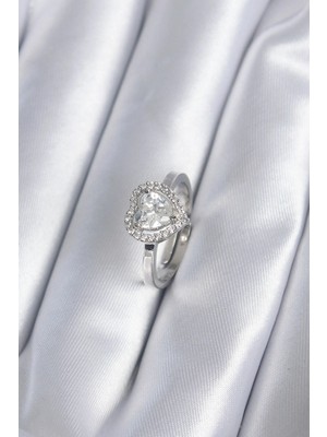 Shoplet Buğz Pirinç Gümüş Renk Zirkon Taşlı Kalp Charm Model Kadın Yüzük