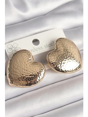 Shoplet Buğz Pirinç Gold Renk Işlemeli Kalp Model Kadın Küpe